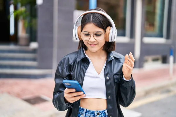 Young Beautiful Hispanic Woman Listening Music Street — Stock Photo, Image
