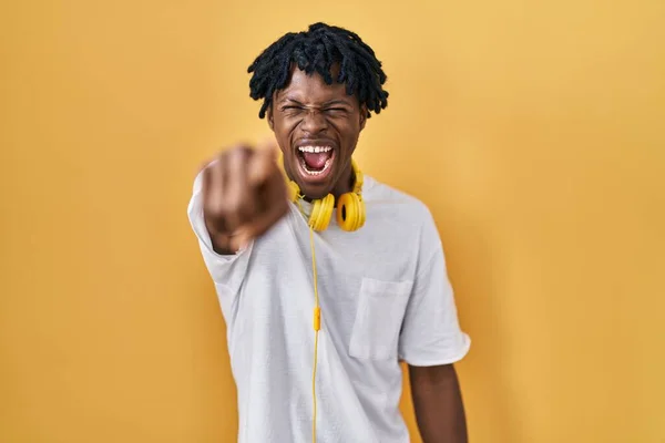 Sarı Arka Plan Üzerinde Duran Afrikalı Genç Bir Adam Kameraya — Stok fotoğraf