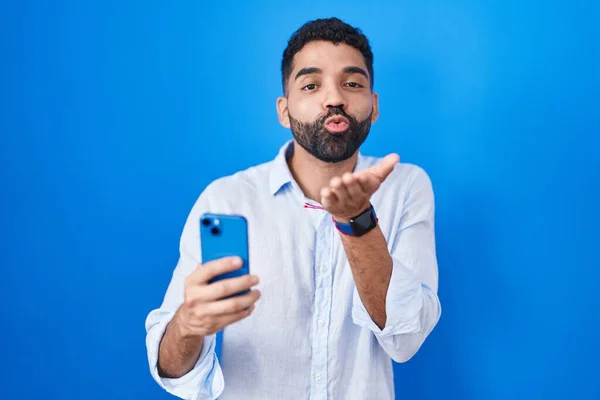 Hispanischer Mann Mit Bart Der Smartphone Tippnachricht Die Kamera Blickt — Stockfoto