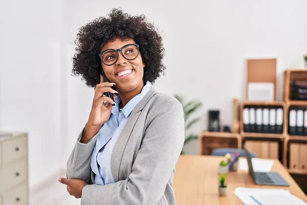 African American Woman Business Worker Talking Smartphone Working Office — Stock Photo, Image