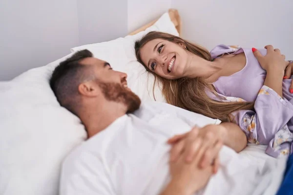 Άνδρας Και Γυναίκα Ζευγάρι Χαμογελά Αυτοπεποίθηση Που Βρίσκεται Στο Κρεβάτι — Φωτογραφία Αρχείου