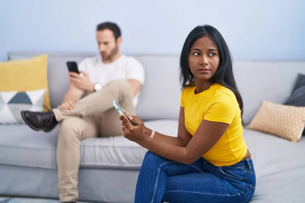 男性と女性の異人種間のカップル問題とともにスマートフォンを自宅で — ストック写真