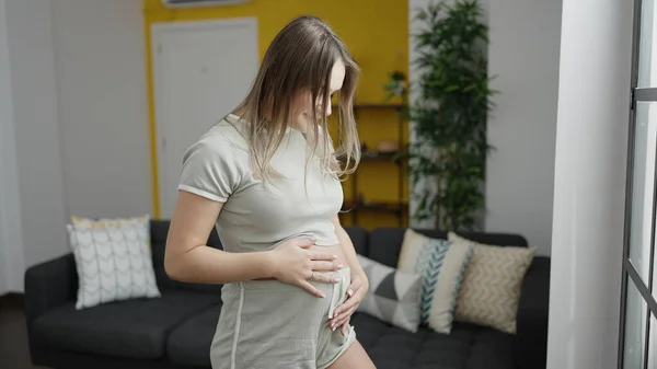 Jonge Zwangere Vrouw Raakt Buik Thuis — Stockfoto