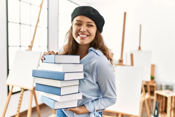 Joven Hermosa Artista Hispana Sonriendo Confiada Sosteniendo Libros Estudio Arte — Foto de Stock