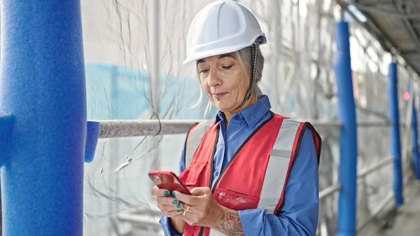 Middle Age Grey Haired Woman Builder Using Smartphone Street — Stock Photo, Image