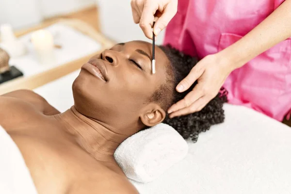 African American Woman Lying Massage Table Having Eyebrows Treatment Beauty — Foto Stock