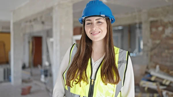 Jovem Bela Mulher Hispânica Construtor Sorrindo Confiante Local Construção — Fotografia de Stock