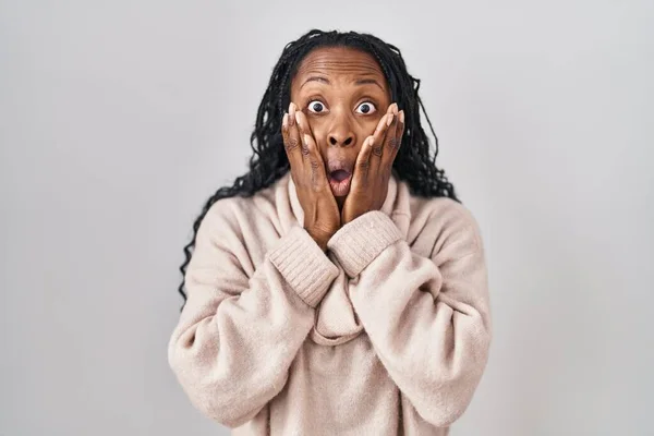 Afrikaanse Vrouw Staande Witte Achtergrond Bang Geschokt Verrassing Verbaasd Uitdrukking — Stockfoto