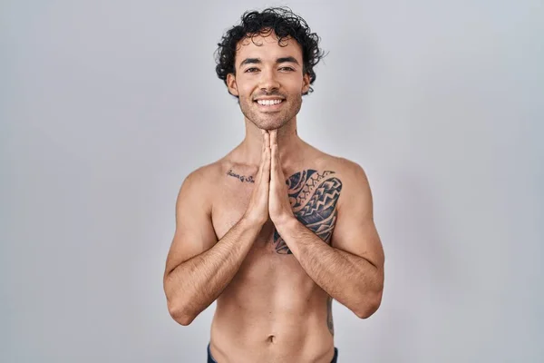 Homem Hispânico Sem Camisa Orando Com Mãos Juntas Pedindo Perdão — Fotografia de Stock