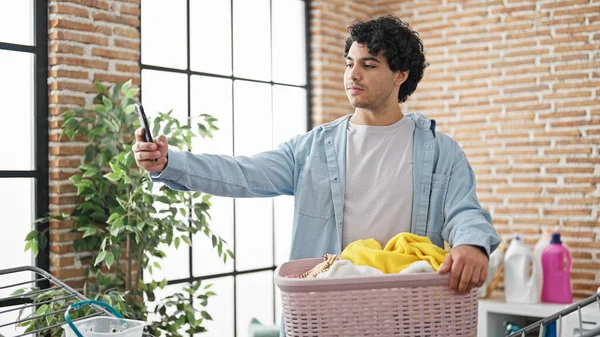 Jonge Latijn Man Maken Selfie Door Smartphone Opknoping Kleren Waslijn — Stockfoto