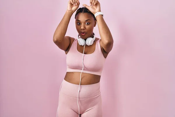 Afrikansk Amerikansk Kvinna Med Flätor Bär Sportkläder Och Hörlurar Gör — Stockfoto