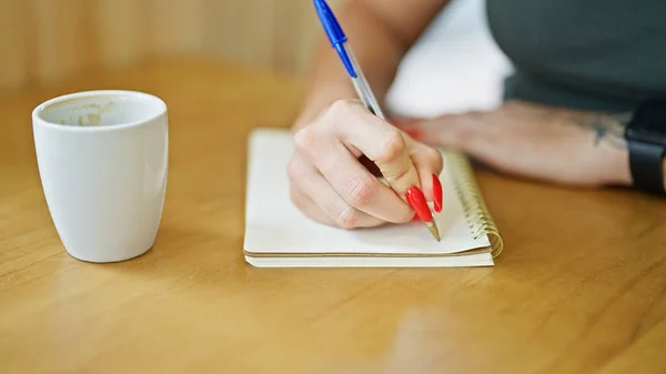 Genç Sarışın Kadın Kahve Dükkanında Notlar Alıyor — Stok fotoğraf