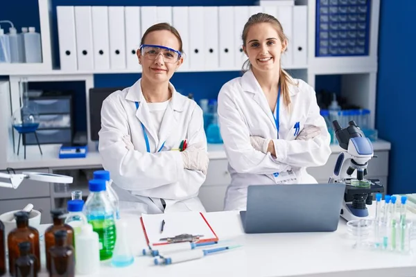 Две Женщины Учёные Уверенно Улыбаются Скрещенными Руками Лаборатории — стоковое фото