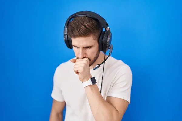 Homem Hispânico Com Barba Ouvindo Música Usando Fones Ouvido Sentindo — Fotografia de Stock