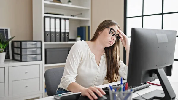 Молода Красива Іспанська Жінка Бізнесмен Втомився Використовуючи Ноутбук Працює Офісі — стокове фото
