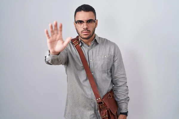 Junger Hispanischer Mann Mit Koffer Beim Stop Singen Mit Der — Stockfoto