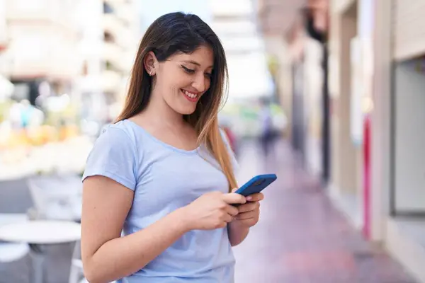 Jonge Spaanse Vrouw Glimlacht Vol Vertrouwen Met Behulp Van Smartphone — Stockfoto