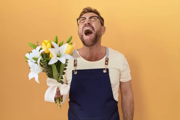 Чоловік Середнього Віку Бородатим Квітковим Магазином Тримає Квіти Злими Божевільними — стокове фото