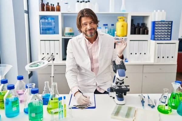 Hombre Científico Mediana Edad Sosteniendo Escritura Del Tubo Análisis Sangre — Foto de Stock