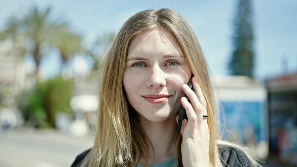 Jovem Loira Sorrindo Confiante Falando Smartphone Rua — Fotografia de Stock