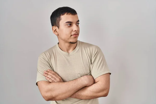 Hombre Árabe Joven Vistiendo Camiseta Casual Mirando Lado Con Los —  Fotos de Stock