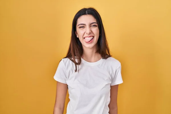 Sarı Arka Planda Duran Genç Güzel Bir Kadın Komik Bir — Stok fotoğraf