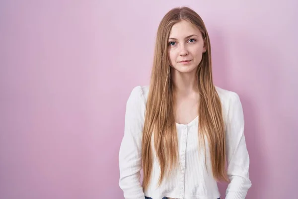 Young Caucasian Woman Standing Pink Background Relaxed Serious Expression Face — Stock Photo, Image