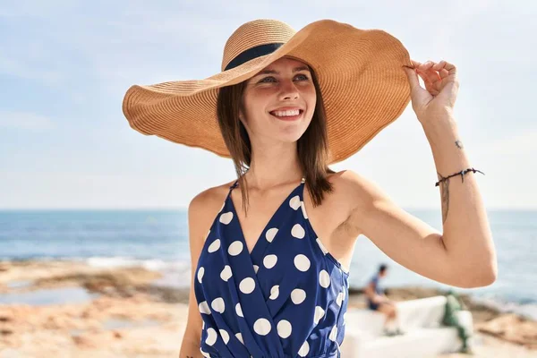 Jovem Loira Turista Sorrindo Confiante Vestindo Chapéu Verão Praia — Fotografia de Stock