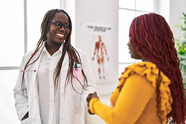 アフリカ系アメリカ人女性医師と患者の握手でクリニック — ストック写真