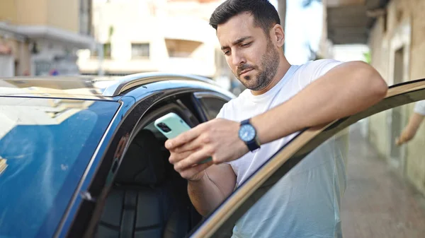 Young Hispanic Man Using Smartphone Leaning Car Street — Stock Photo, Image