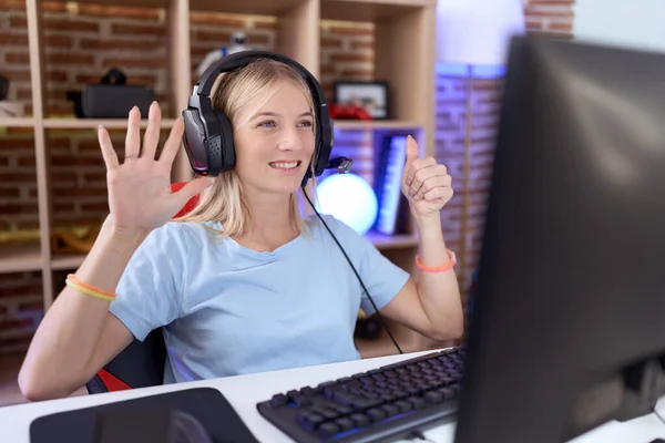 Joven Mujer Caucásica Jugando Videojuegos Con Auriculares Mostrando Apuntando Hacia — Foto de Stock