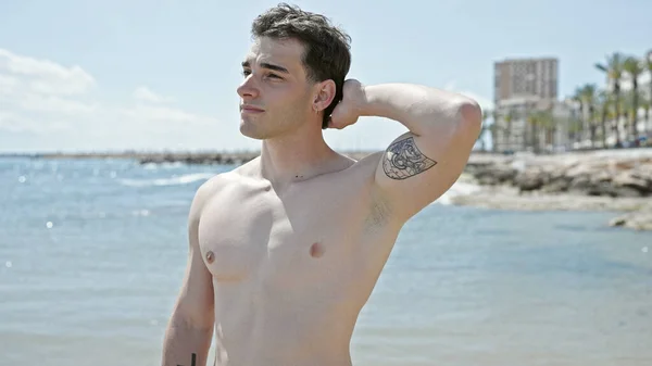 Mladý Hispánec Muž Turista Stojící Uvolněným Výrazem Pláži — Stock fotografie