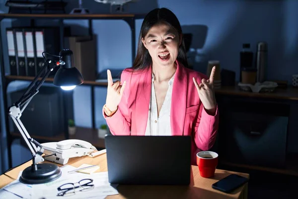 Mujer Joven China Que Trabaja Oficina Por Noche Gritando Con —  Fotos de Stock