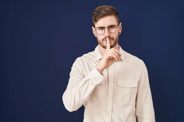 Hispanic Man Beard Standing Blue Background Asking Quiet Finger Lips — Stock Photo, Image