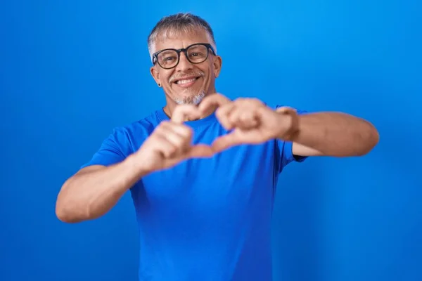 Spaanse Man Met Grijs Haar Een Blauwe Achtergrond Die Glimlacht — Stockfoto