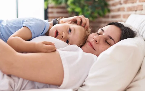 Anne Oğlu Yatakta Uzanıp Birbirlerine Sarılıyorlar — Stok fotoğraf