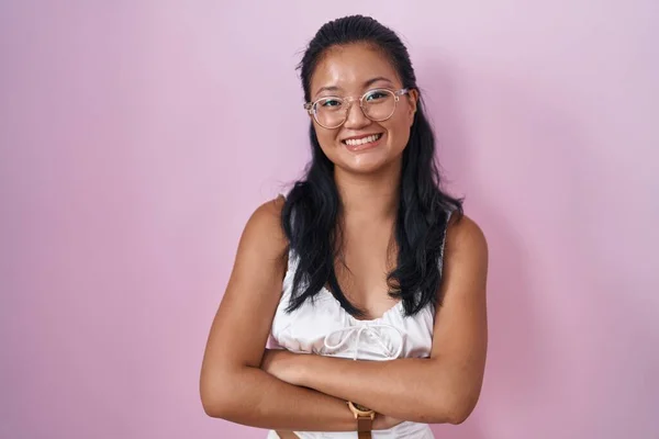 Azjatka Młoda Kobieta Stojąca Nad Różowym Tłem Szczęśliwa Twarz Uśmiechnięta — Zdjęcie stockowe