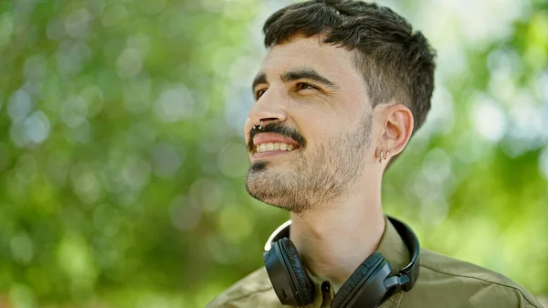 Young Hispanic Man Smiling Confident Wearing Headphones Park — Fotografia de Stock