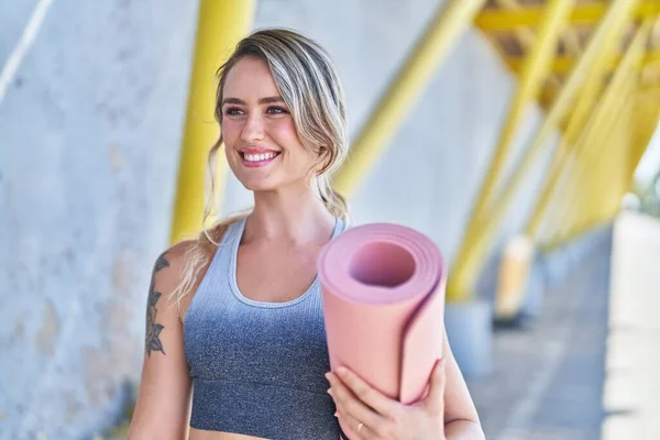 Jonge Blonde Vrouw Draagt Sportkleding Met Yoga Mat Straat — Stockfoto