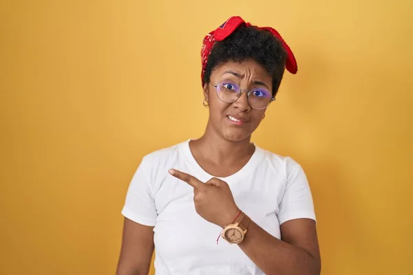 Sarı Arka Planda Dikilen Afrikalı Amerikalı Genç Bir Kadın Endişeli — Stok fotoğraf