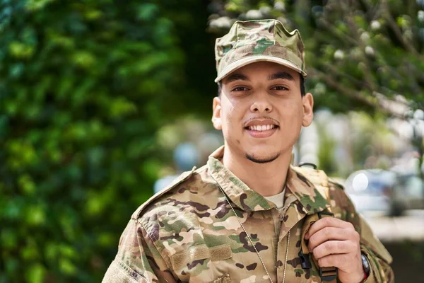 公園で自信を持って笑っている若い男の軍隊の兵士 — ストック写真
