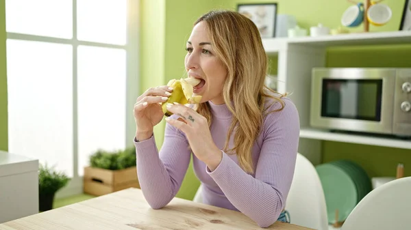 Junge Schöne Hispanische Frau Isst Banane Tisch Esszimmer — Stockfoto