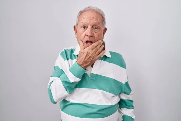 Senior Άνθρωπος Γκρίζα Μαλλιά Στέκεται Πάνω Από Λευκό Φόντο Αναζητούν — Φωτογραφία Αρχείου
