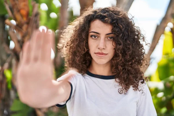 Kıvırcık Saçlı Spanyol Kadın Açık Havada Elinde Dur Işareti Ile — Stok fotoğraf