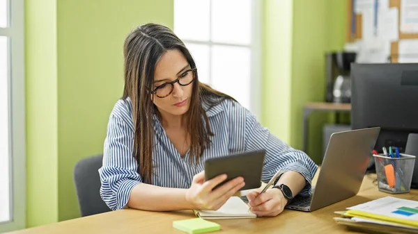 Jovem Bela Mulher Hispânica Empresária Usando Touchpad Tomar Notas Escritório — Fotografia de Stock