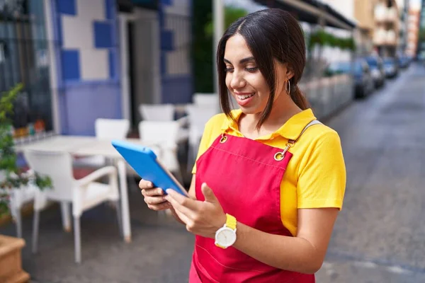 Young Beautiful Arab Woman Waitress Smiling Confident Using Touchpad Coffee — Zdjęcie stockowe