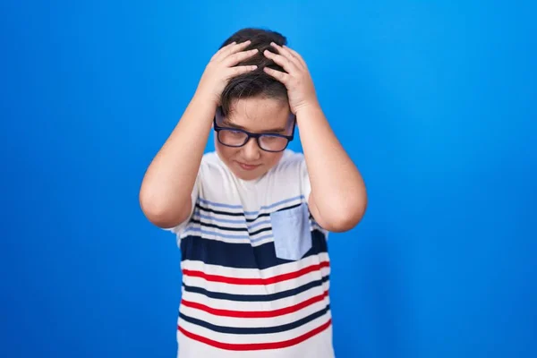 Criança Hispânica Jovem Sobre Fundo Azul Sofrendo Dor Cabeça Desesperada — Fotografia de Stock