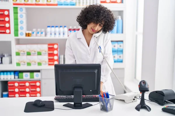 Young Middle East Woman Pharmacist Using Computer Talking Telephone Pharmacy — ストック写真