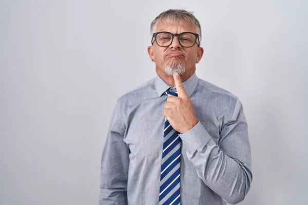 Spanyol Adamı Gri Saçlı Gözlüklü Şüpheye Odaklanmış Çenesinde Parmak Olan — Stok fotoğraf