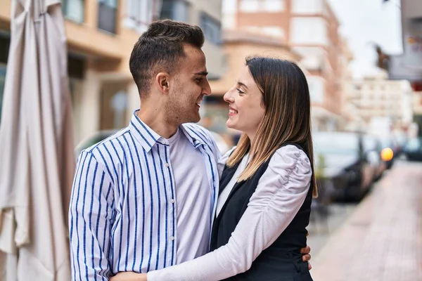 Mann Und Frau Lächeln Selbstbewusst Und Umarmen Sich Auf Der — Stockfoto